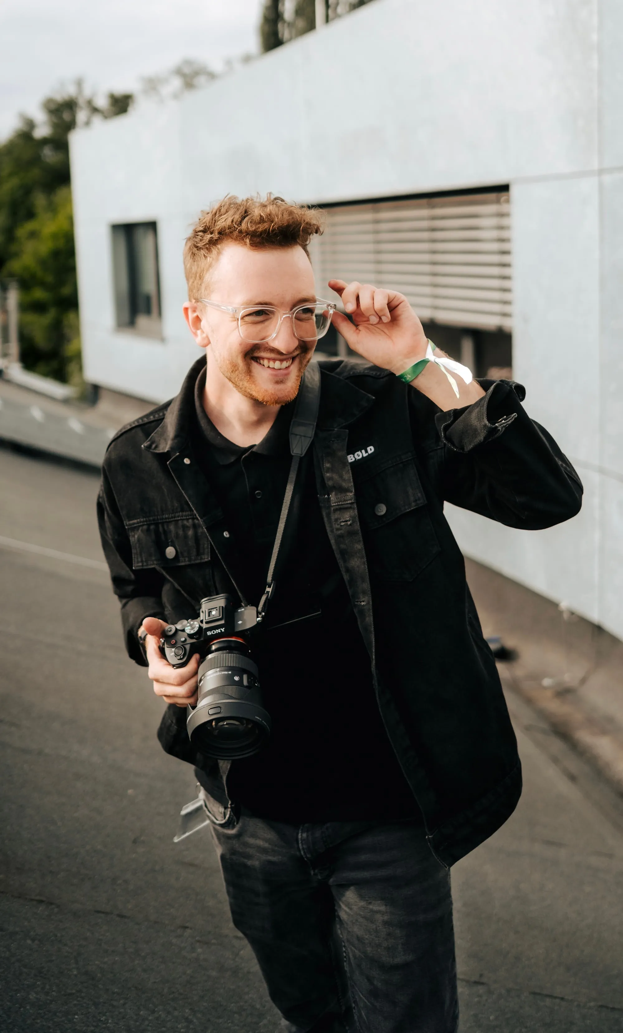 Tim mit Kamera, lachend